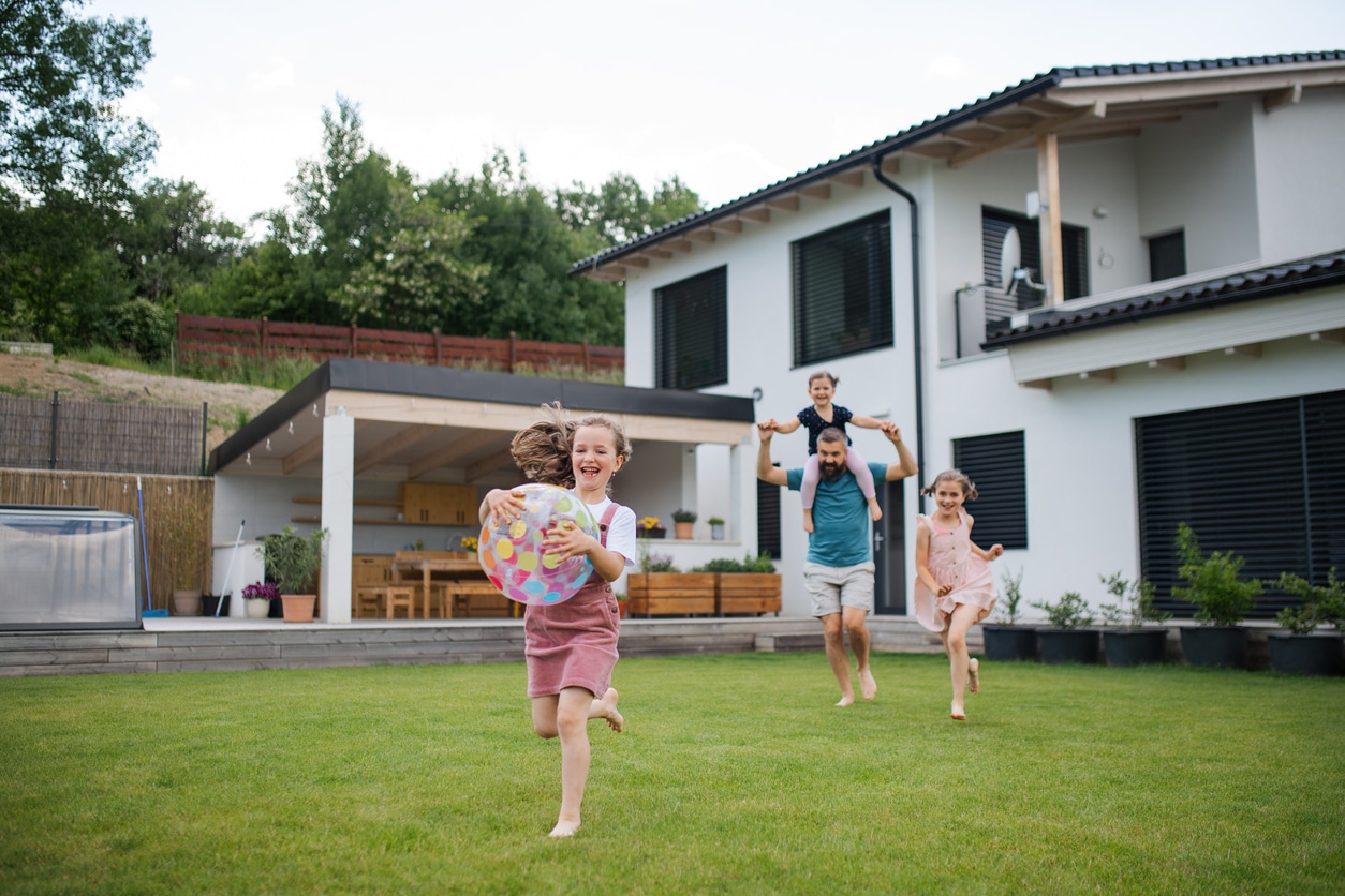 enfants jardin jeu maison pelouse sécurité