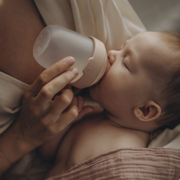 Bébé prenant le biberon Mammafeel